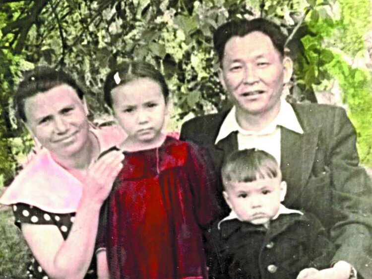 с родителями и старшей сестрой (источник: krsk.kp.ru)