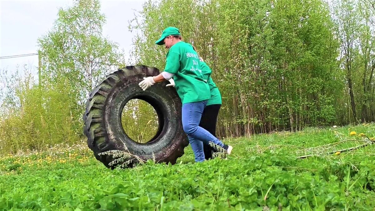    Жители Пойковского во время забега убрали с улиц старые шины и сломанные коляски