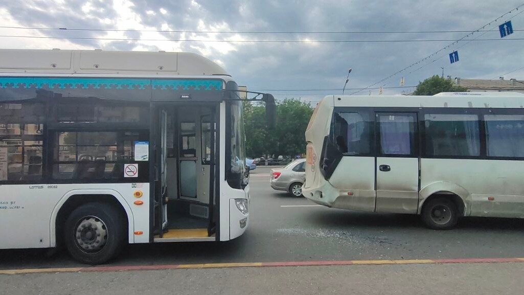     Два пассажирских автобуса столкнулись на бульваре Славы в Уфе ранним утром второго июня, сообщают очевидцы.