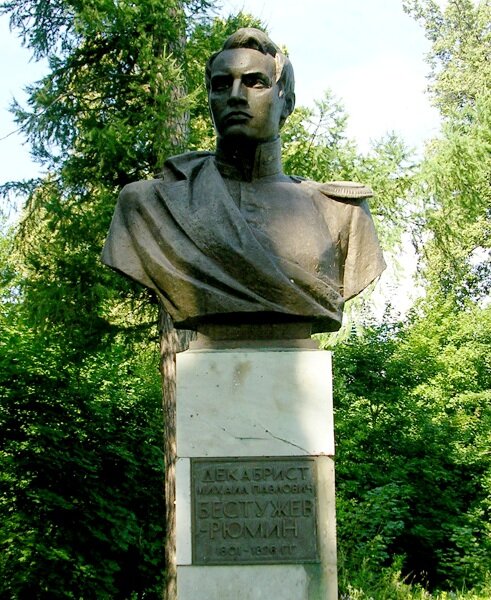 Памятник Бестужеву в деревне Кудрешки