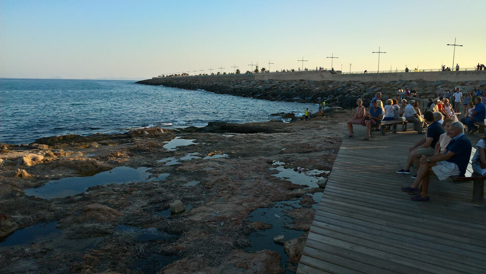 Уходящий в горизонт 2 километровый пирс (Dique de Levante Breakwater) упирается в маяк. Это один из основных прогулочных маршрутов Торревьехи