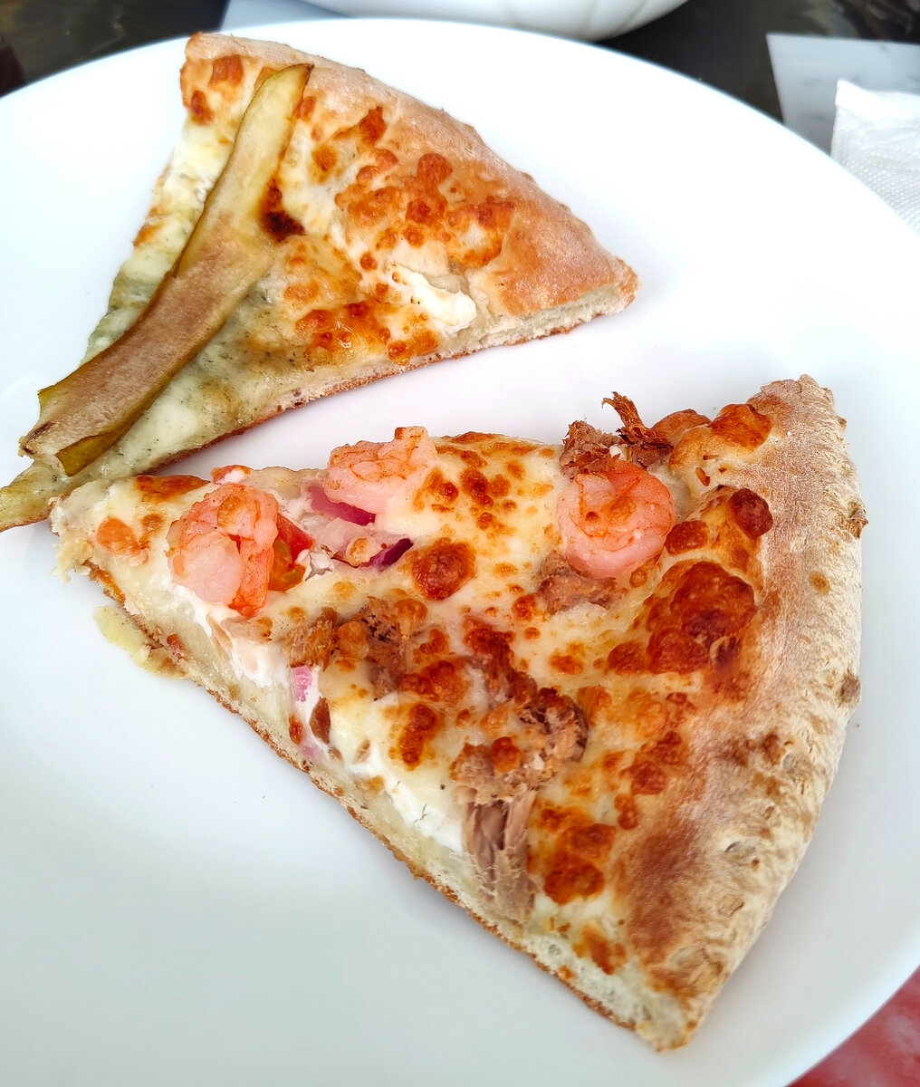 На фото может и не очень, но вкус изысканный. В той, где груша, есть еще и голубой сыр
