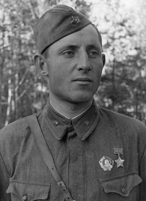Иван Павлович Середа,  Герой Советского Союза (1941) Особо отличился в районе Даугавпилса (ныне Латвия). Будучи вооружён только винтовкой и топором, он обезоружил подъехавший к советской полевой кухне немецкий танк и взял в плен четырёх танкистов. 
После увольнения в запас в 1945 году жил в селе Александровка Донецкой области и работал председателем сельского совета. Награда И. П. Середе была торжественно вручена в октябре 1941 года на Северо-Западном фронте. По воспоминаниям однополчанина И. П. Середы В. Безвительнова, его топор хранился в части как боевая реликвия. Подвиг Ивана Середы широко популяризировался в годы войны, был отражён на советских агитационных плакатах. Впоследствии это привело к тому, что многие стали полагать, что «повар Середа» — это миф, но реальность Ивана Середы и его подвига подтверждены документально.