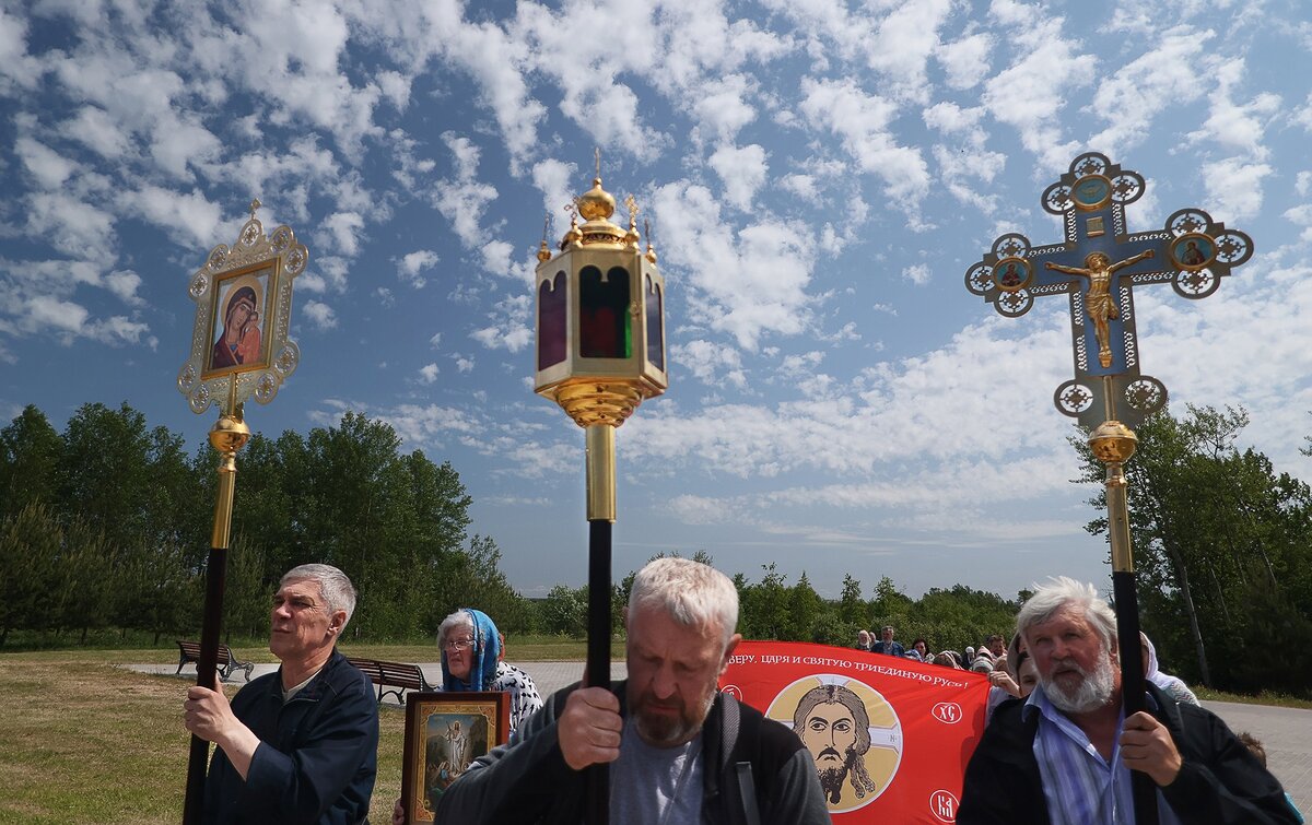 крестный ход вокруг храма