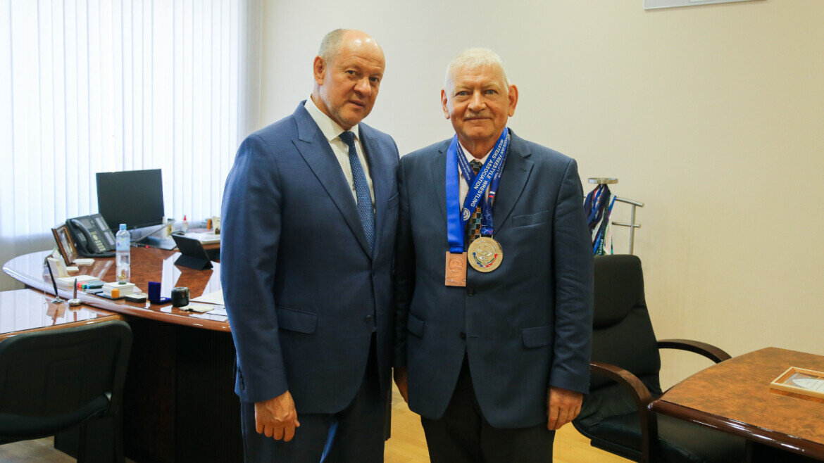 ​«В Монголии неплохо выступил. У меня золотая медаль, одному монголу в поединке руку повредил, так получилось». Фото: minsport.tatarstan.ru