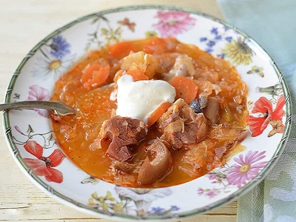 Рецепт борща с квашеной капустой и мясом свиной копченой рульки. Как сделать суп вкусным и полезным? Воспользуйтесь этим рецептом с квашеной капустой на бульоне от свиной рульки.-17