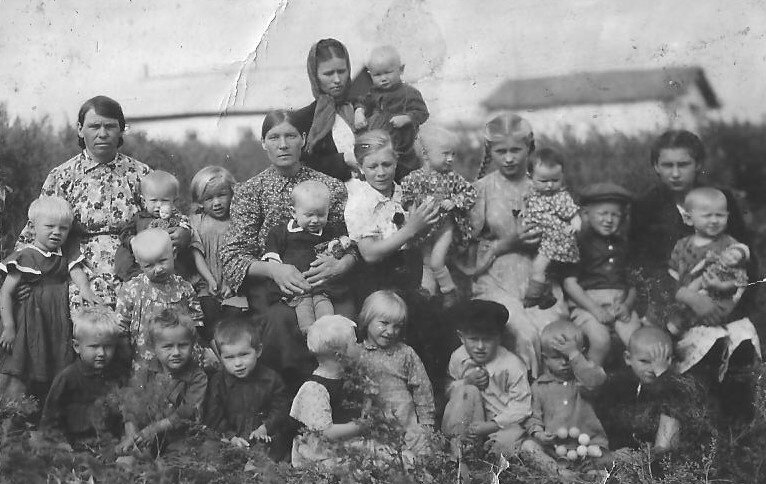 1957 год, детский сад, моя мама третий ребёнок справа, на руках у девушки с двумя косами