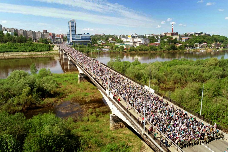 Людская река течет по мосту через Вятку. Движение на это время перекрывают, ход сопровождает и полиция, и скорые, и пожарные. Фото отсюда: https://kirovpravda.ru/raspisanie-velikoretskogo-krestnogo-hoda-v-2023-godu/