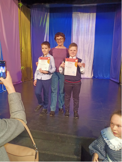 Вот так память! Победители городского конкурса чтецов произведений А.Пушкина. Выучили по нескольку страниц из сказок автора. Мой внучек Андрей и мой ученик Иван. Горжусь!