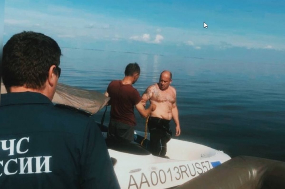    Уплывших на моторной лодке от берега дончан пришлось вызволять спасателям