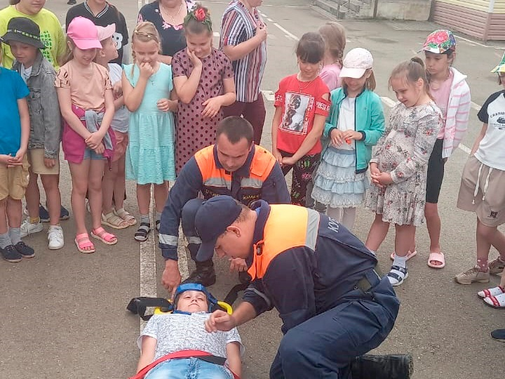 В преддверии летних каникул спасатели напомнили школьникам о правилах безопасности