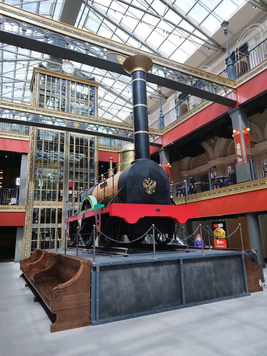 К слову: Варшавский вокзал стал третьим по счету в Санкт-Петербурге, был начальной станцией на Петербурго-Варшавской ж/д. Долгое время являлся единственным международным вокзалом России.