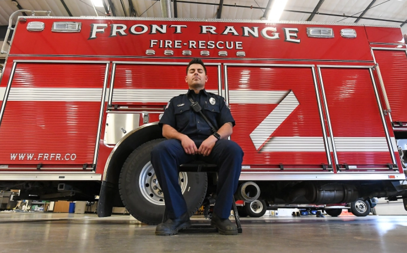 Инженер пожарно-спасательной службы Front Range Адам Ньето сидит в пожарной части Джонстауна и медитирует во время своей смены во вторник, 23 мая 2023 года. (Фото Джим Ридбом)