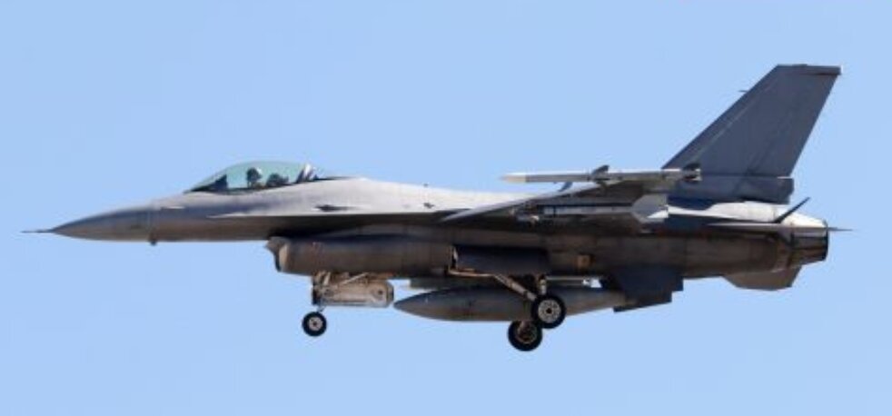 Официальные лица заявили, что американские истребители F-16 вызвали звуковой удар в районе Вашингтона, округ Колумбия, в воскресенье, когда они пытались добраться до не отвечающего самолета.