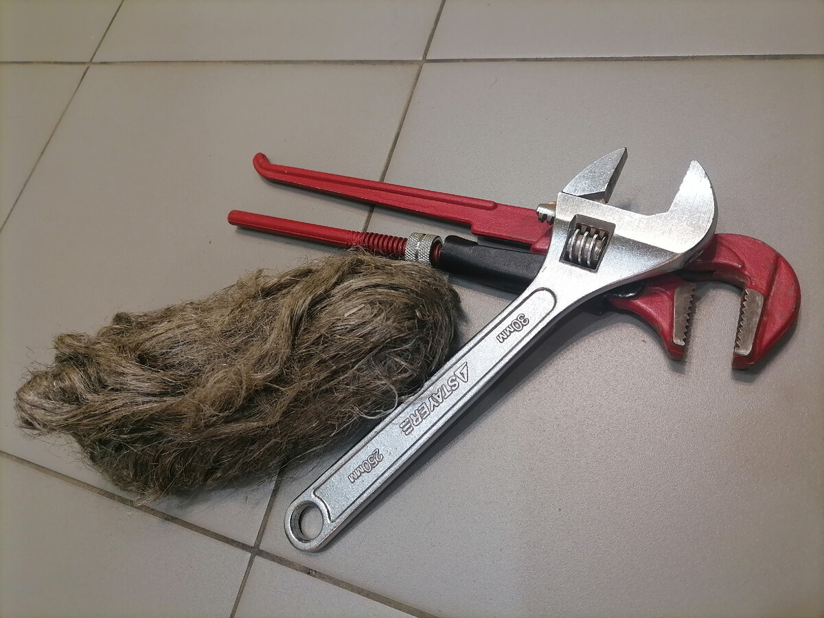 Не хватает стакана и огурца. 