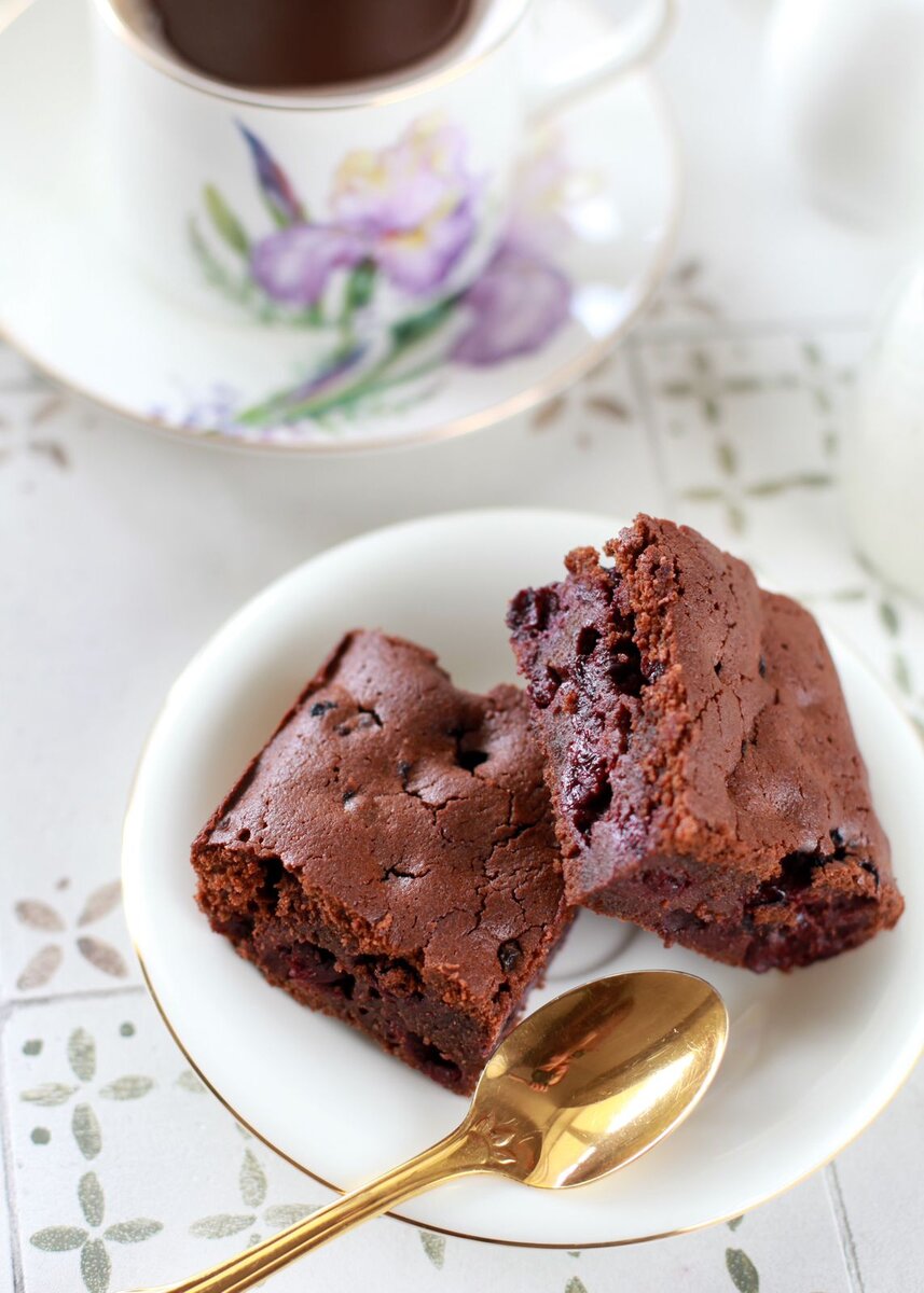 Брауни с чёрной смородиной от Даши Третьяковой: https://t.me/wellness_hedonism 