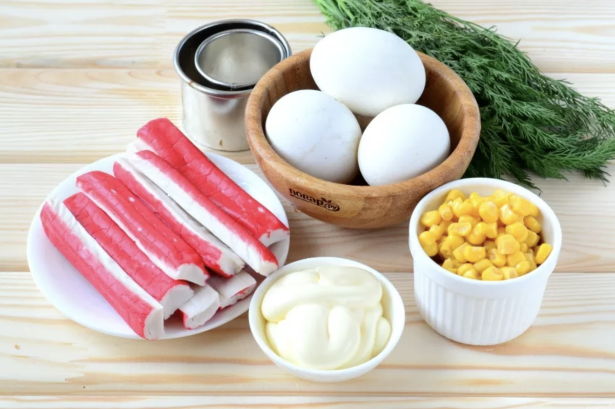 Салат с крабовыми палочками и рисом. Салат с крабовыми палочками без риса. Салат с крабовыми палочками и ку. Салат крабовые палочки ингредиенты классический. Салат с крабовыми палочками и кукурузой.