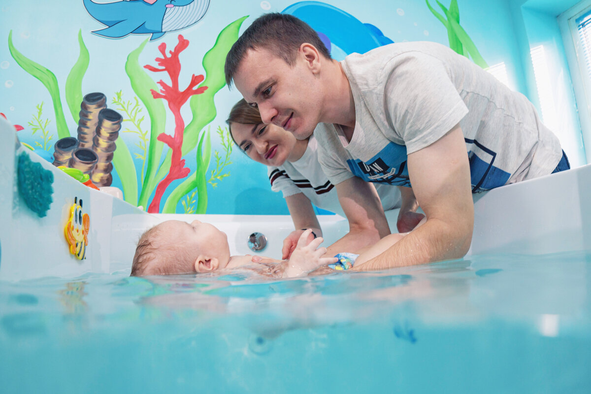 В большинстве центров раннего плавания занятия грудничковым плаванием делятся на два вида: групповые и индивидуальные