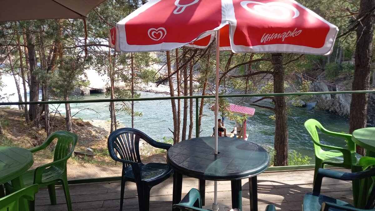 Кафе с видом на плотину Чемальской ГЭС