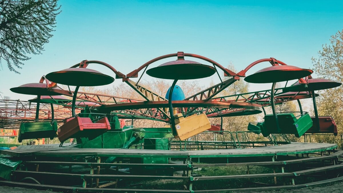     В парке поселка ГЭС Набережных Челнов от аттракциона отвалился кусок иллюминации. На это обратила проходящая мимо женщина. Своими впечатлениями она поделилась в сообществе во «ВКонтакте».