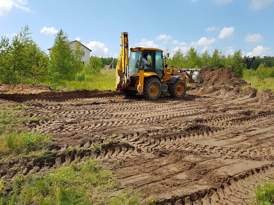 Как правильно выровнять участок. Планировка участка JCB. Трактор планировщик участка. JCD разравнивание грунта. Трактор для разравнивания участка.