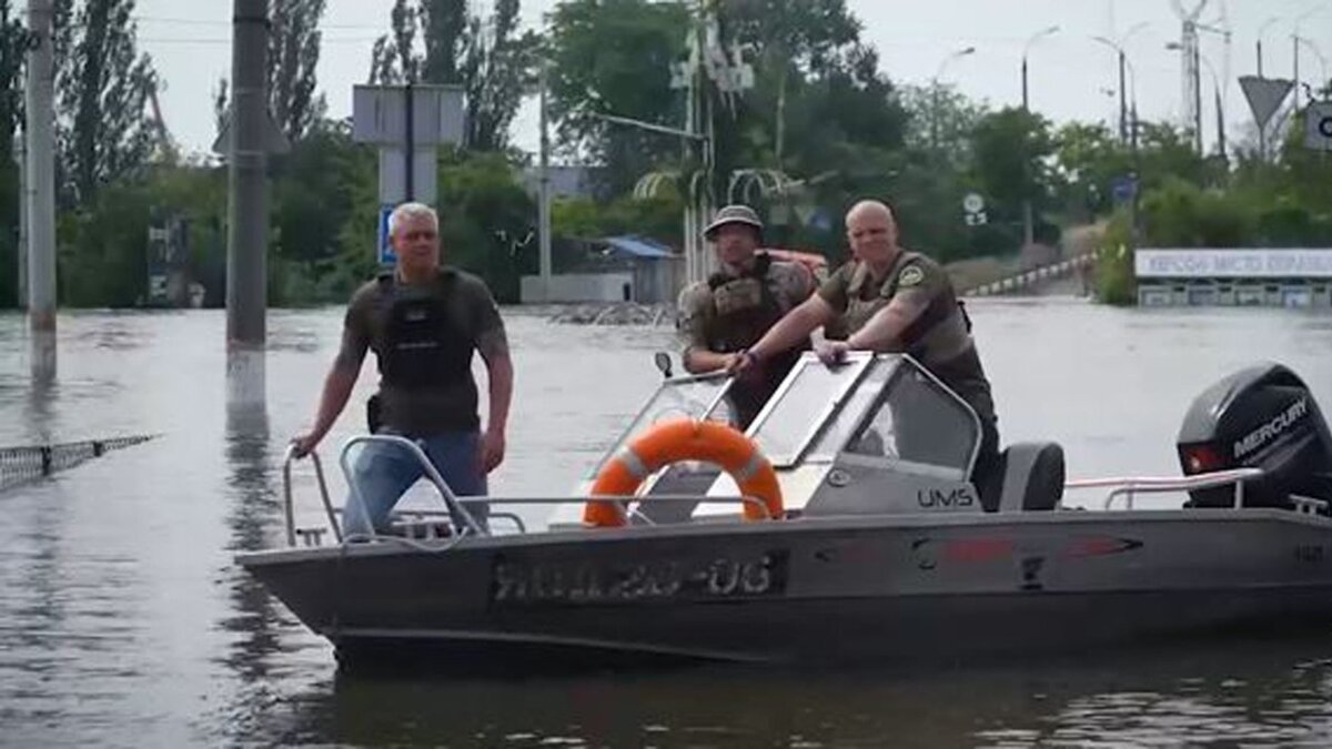     Президент Украины Владимир Зеленский сообщил, что приехал в город Херсон, где провел совещание по ликвидации последствий разрушения Каховской ГЭС.