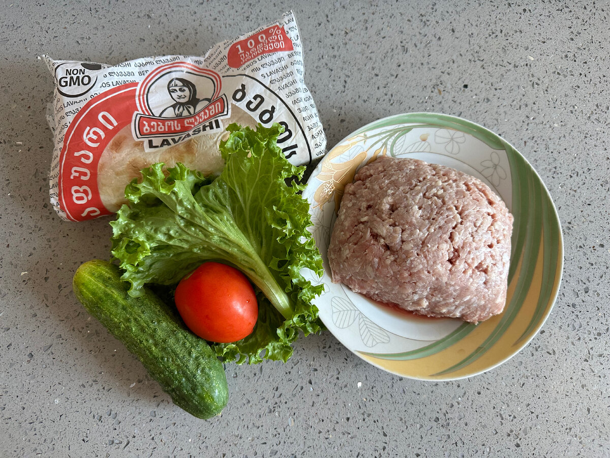 Нам понадобится: 
На 2 порции.
Фарш-400 гр.; 
Лаваш (желательно круглый) - 2 шт.; 
Огурец - 1 шт.;
Помидор - 1 шт.; 
Салатный лист - 2 шт.;
Соль, перец, специи. 
