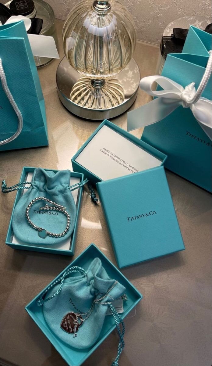 Осознанное отношение к деньгам  Часто ли вы проявляете неуважение к деньгам? 🔹 Называете их уничижительно - «бабки», «мелочь» и так далее. 🔹 Не контролируете, дали ли вам сдачу в магазине, пусть даже это несколько монет. 🔹 Употребляете такие фразы как «500 рублей - не деньги», «Да разве это деньги?!» и т.д. 🔹 Храните деньги мятыми, в старом и поношенном кошельке.  Деньги требуют к себе уважения. Это не просто обезличенные предметы. Деньги - это особый тип энергии, которым нужно учиться управлять. Вот несколько рекомендаций, которые помогут вам лучше понять энергию денег и научиться привлекать их в свою жизнь.  🔹 Относитесь к деньгам уважительно. Храните их в элегантном кошельке, аккуратно разглаживайте их, прежде чем положить туда. Деньги нельзя хранить мятыми! 🔹 Никогда не говорите уничижительных слов по отношению к деньгам: не называйте деньги «мелочью» или «бабками», не обесценивайте их словами «Да разве это деньги?!». Тем более не рекомендуется употреблять такие поговорки как «Не жили богато, нечего и начинать» - такие слова очень быстро перекроют вам денежный поток. 🔹 Контролируйте свои деньги. Считайте свои доходы и расходы, чтобы всегда понимать, какой у вас баланс. При этом вы можете не экономить, если такая возможность есть. Главное - всегда точно понимать, сколько вы потратили. 🔹 Всегда берите сдачу, даже если это несколько монет.  Выполняя эти рекомендации, вы сможете легче привлекать деньги в свою жизнь.  