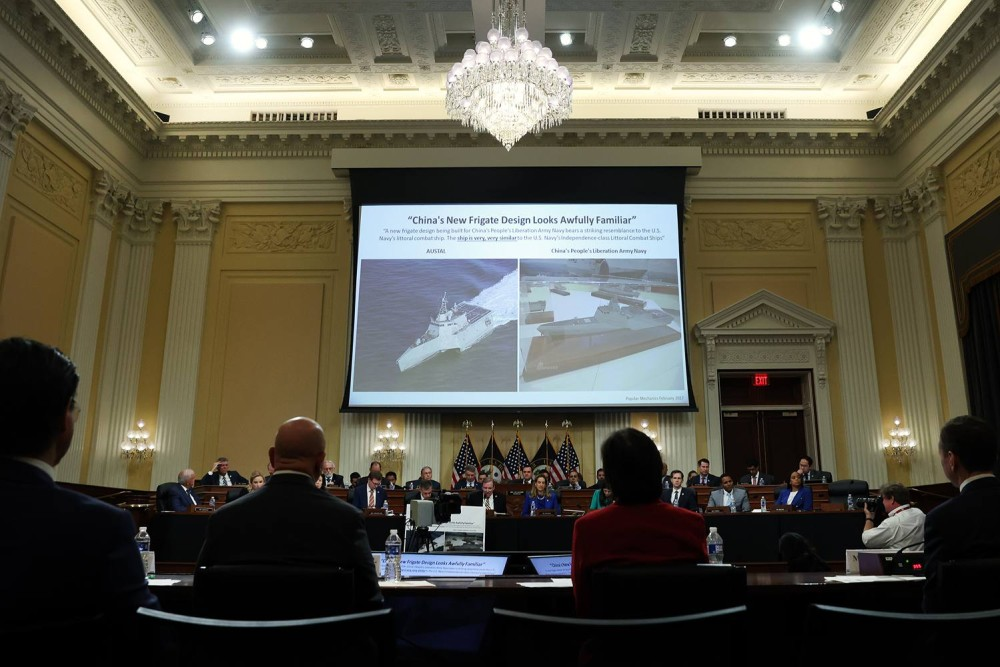 Изображения китайского фрегата и боевого корабля ВМС США демонстрируются во время слушаний Специального комитета Палаты представителей США по стратегическому соперничеству между Соединенными Штатами и Коммунистической партией Китая 28 февраля в Капитолии США в Вашингтоне. КЕВИН ДИТЧ / GETTY IMAGES 