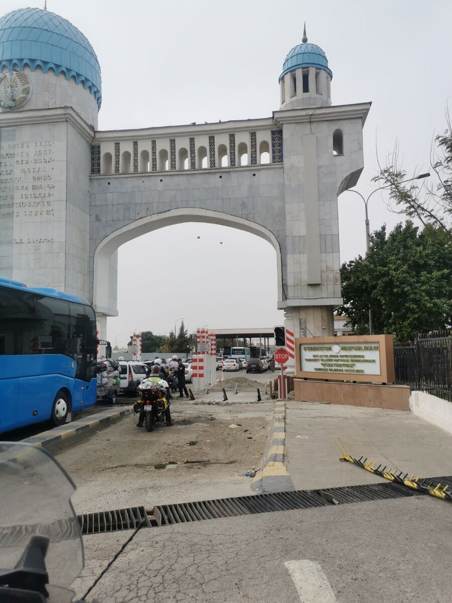 Автобус стоит в воде - это и есть санобработка, нас же отправили правее..