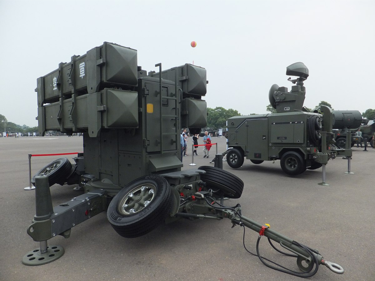 Автор 玄史生 https://id.m.wikipedia.org/wiki/Berkas:Skyguard-Sparrow_Misslie_Launcher_and_Fire_Control_Radar_in_Chengkungling_Oct2011.jpg