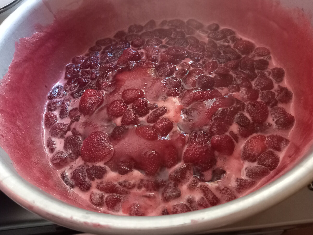 Крупную клубнику нужно долго варить, чтобы ягоды полностью пропитались 
