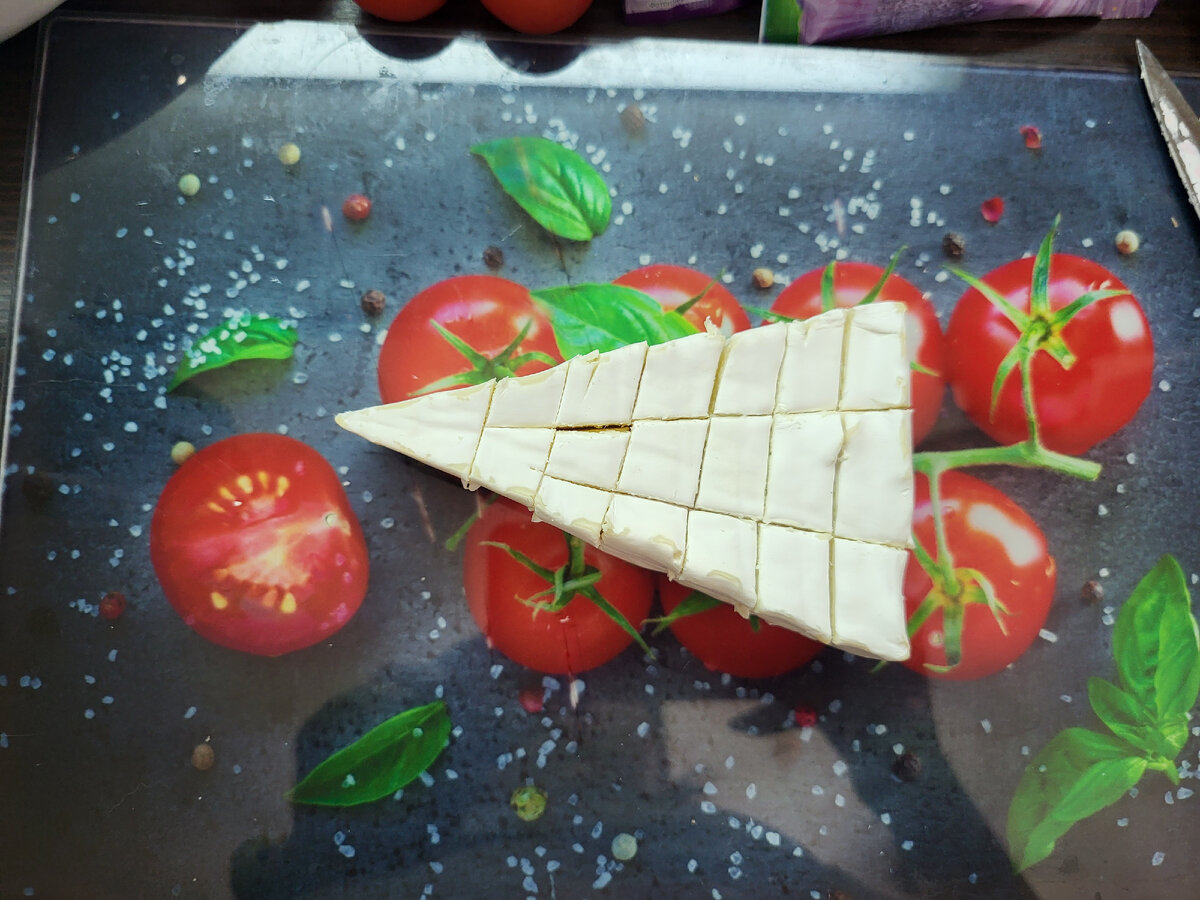 Делаем надрезы, чтобы сыр напитался маслом и специями