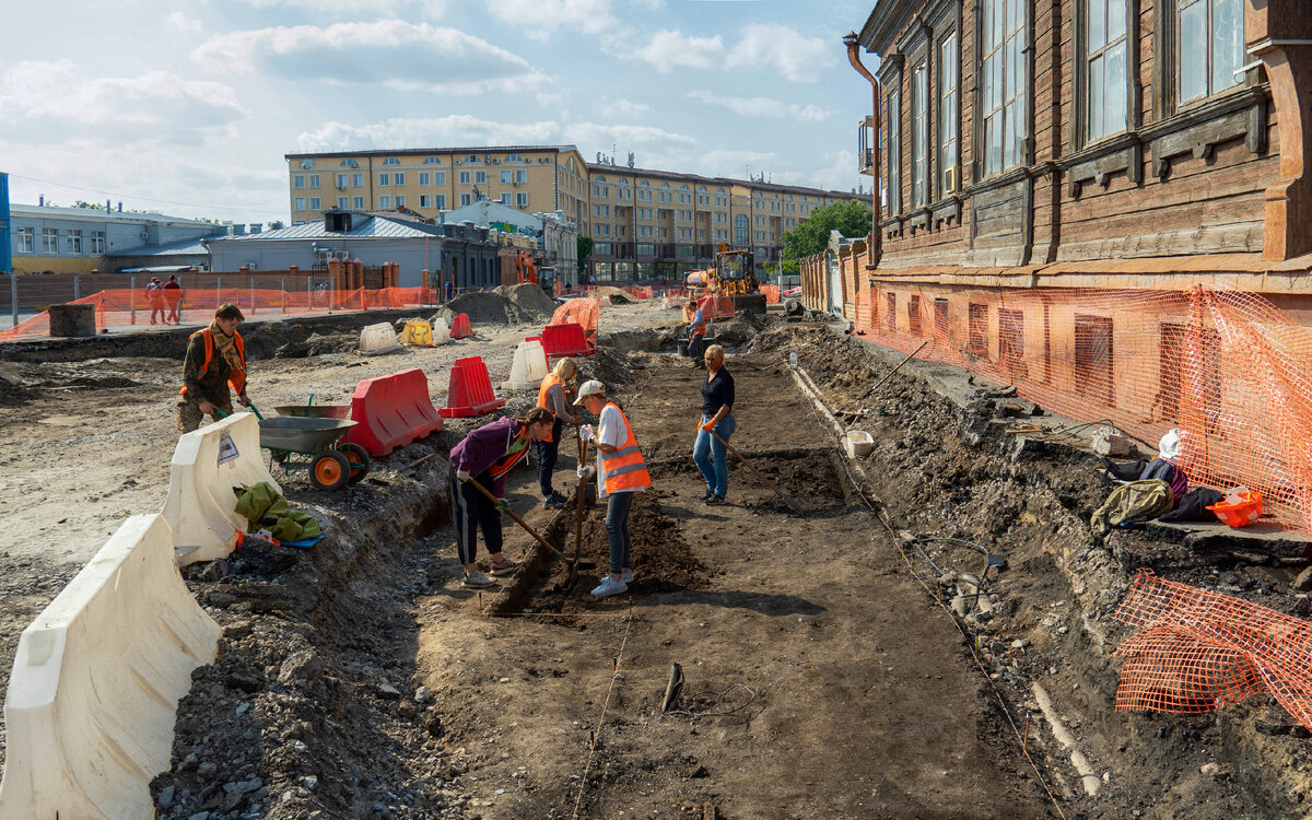 На раскопках. Пересечение улиц Ленина и Перекопской. Июнь 2023 -- Тюмень