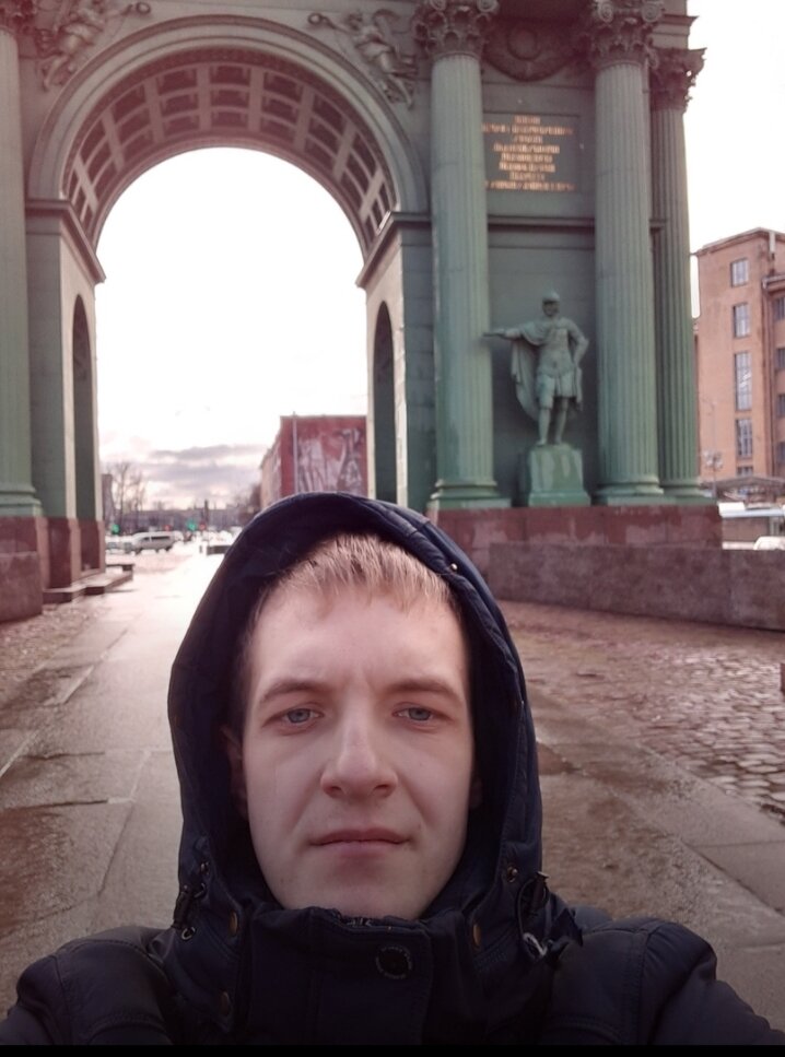 Возле Нарвских ворот на площади Стачек, после просмотра очередной комнаты. 