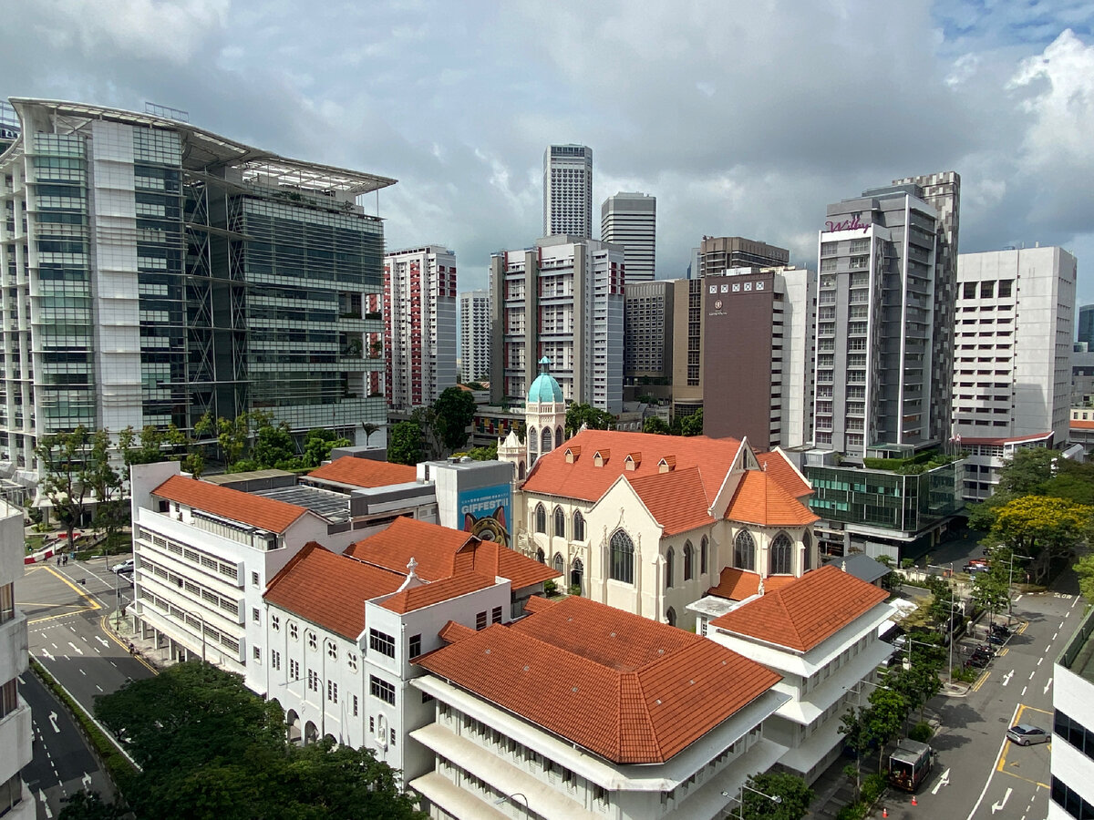 Католическая семинария на фоне современных зданий | Личное фото