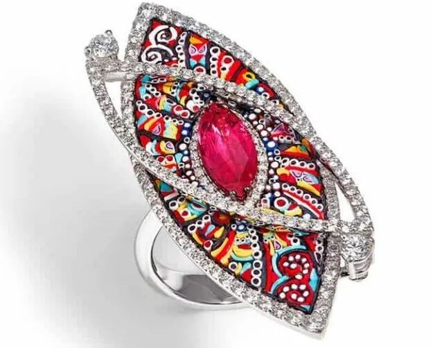 Кольцо с микромозаикой, бриллиантами и рубином.