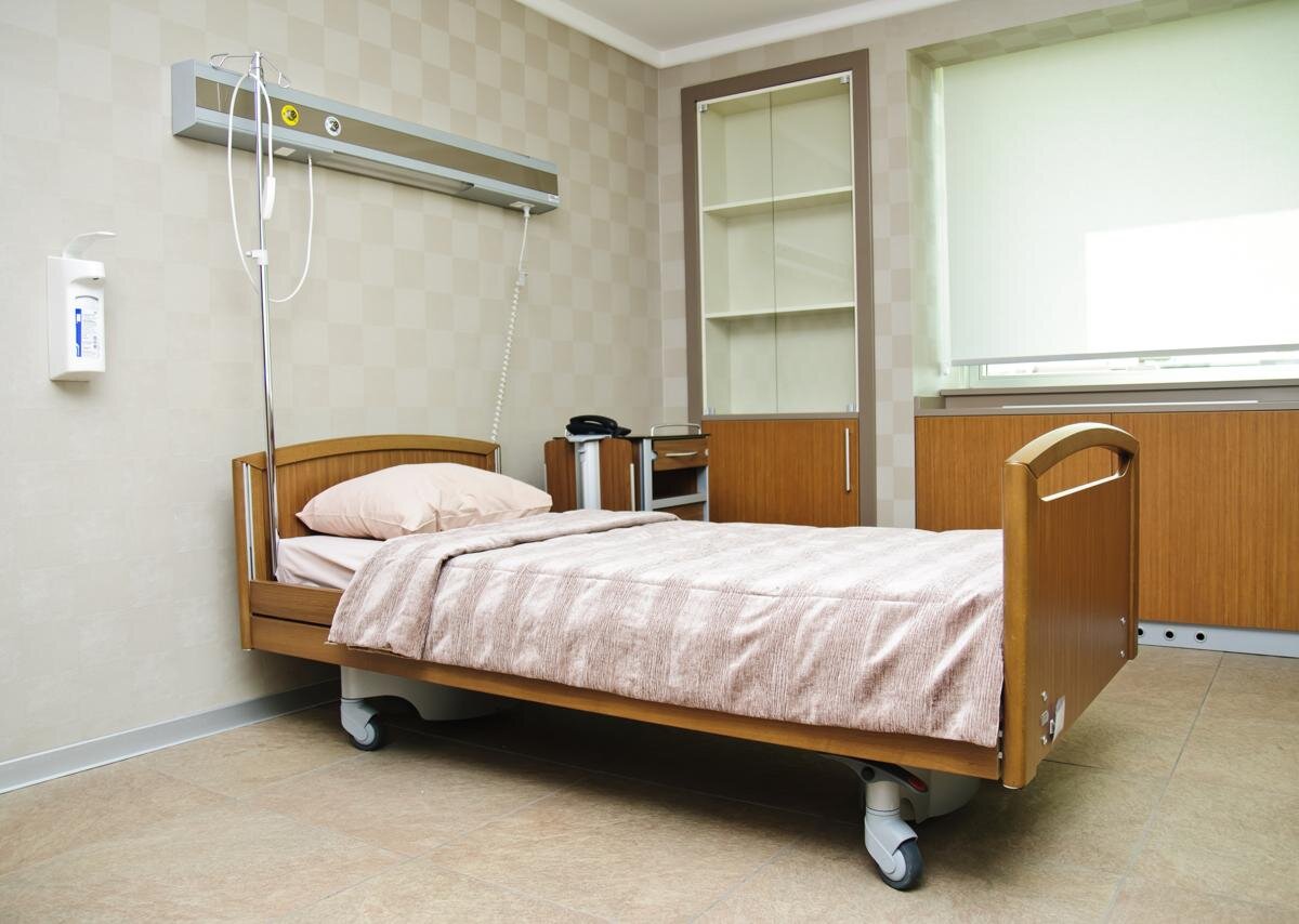 Кровать в больнице. Кровать в операционной. Перевозная кровать в больнице. Пустая кровать больница.