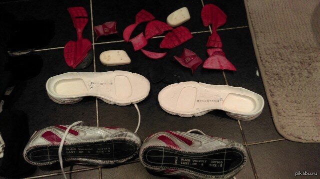 Результат стирки кроссовок в стиральной машинке при отжиме в 1000 оборотов. Фото взято с сайта pikabu.ru