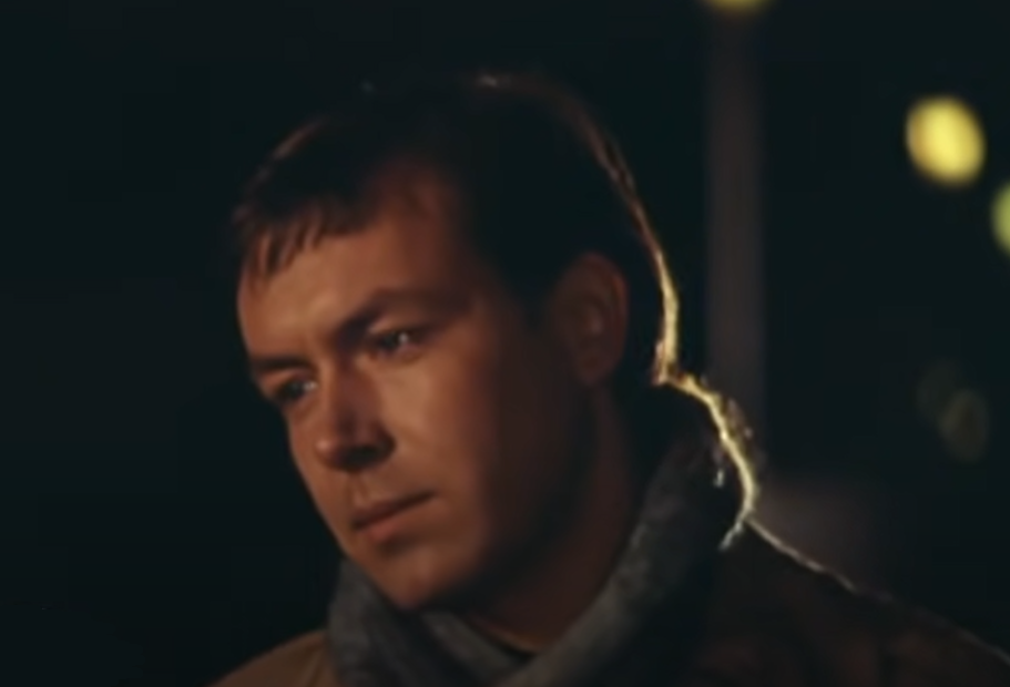 Саша (Юрий Демич), кадр из фильма "Посылка для Светланы" (1974)