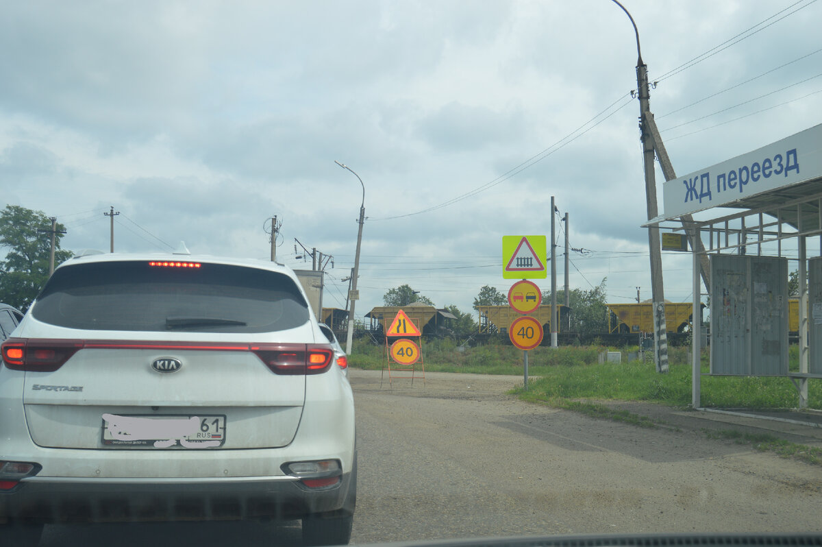 Фото автора. 13.06.2023. Если бы не надпись на остановке, в жизнь бы не догадался что рядом переезд.