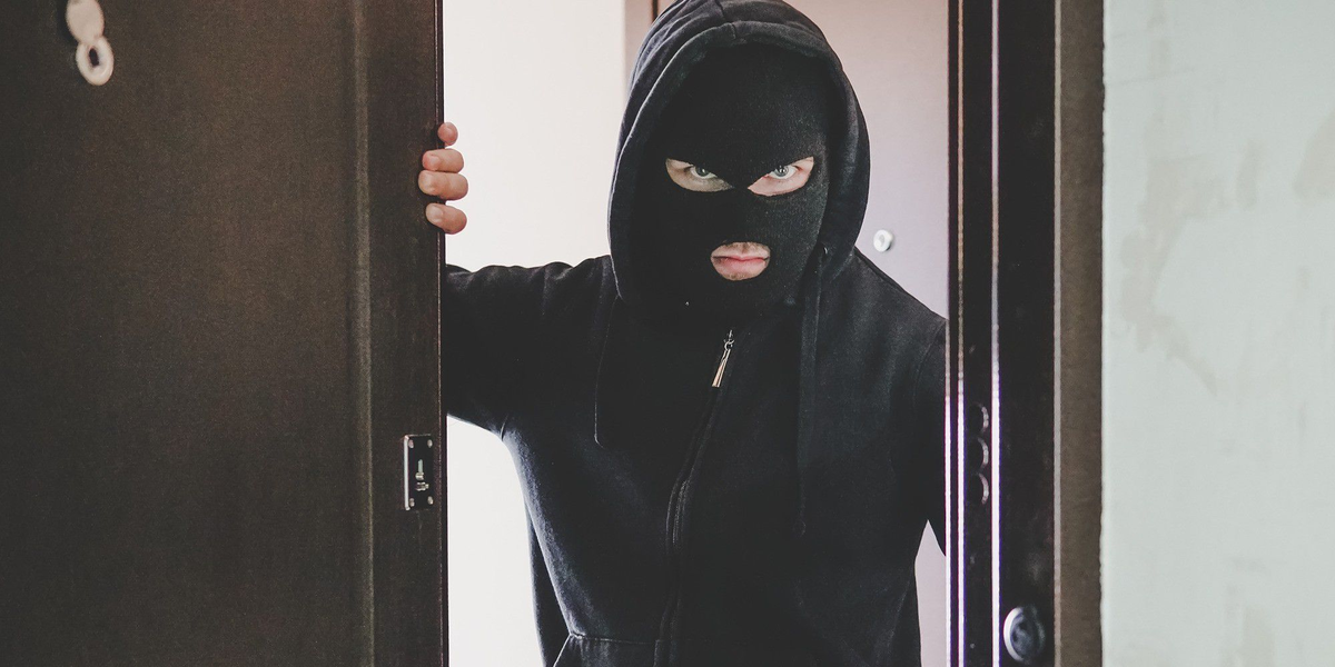 Сон кто то ломится в дверь. Страшная дверь. Мело постучи в мою дверь. Сияние (1980), стэнли кубрик. Сон кто то ломится в дверь.