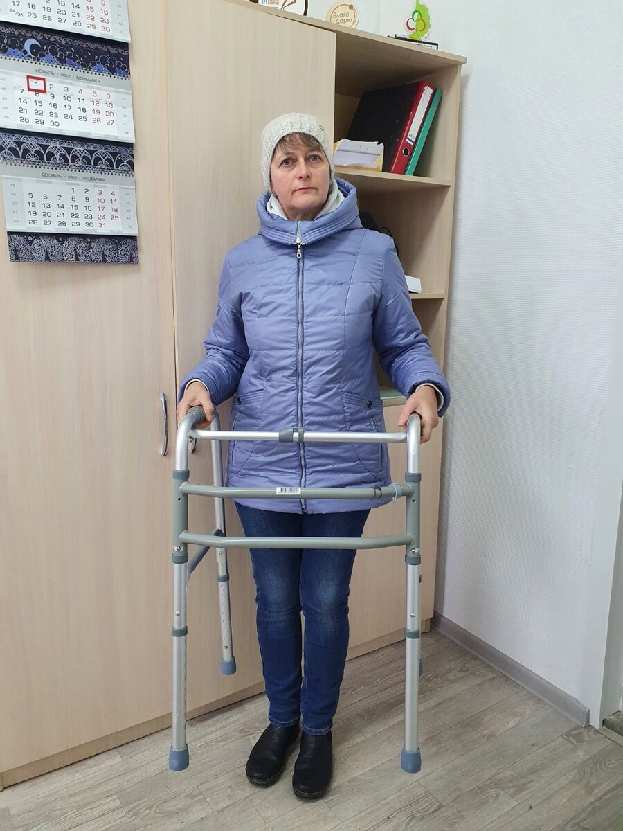 Передача ходунков получателю социальных услуг