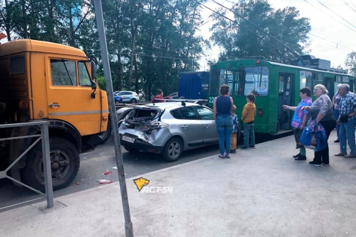 На улице Петухова в Новосибирске произошла массовая авария с