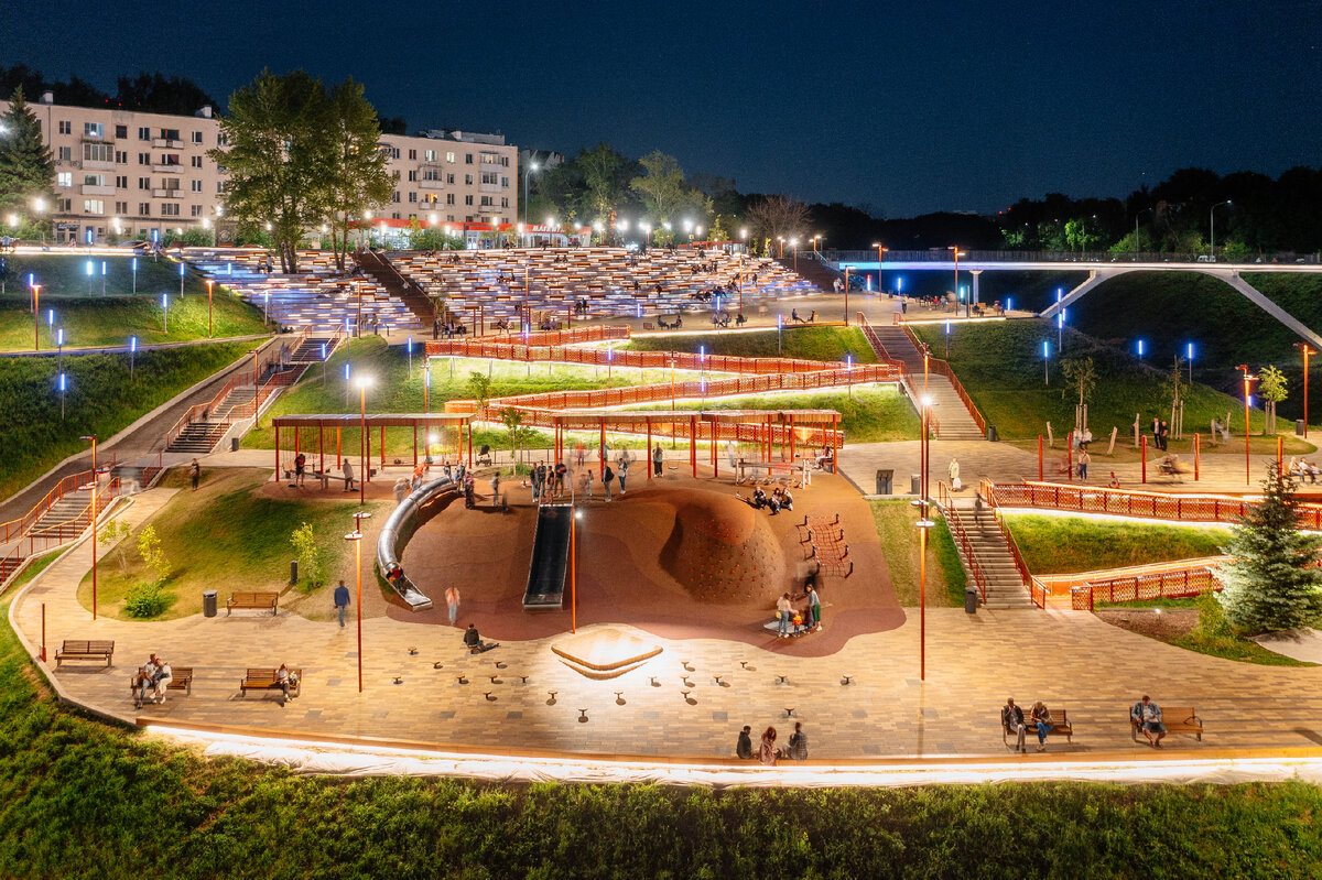 Вид на детскую площадку на набережной Федоровского вечером