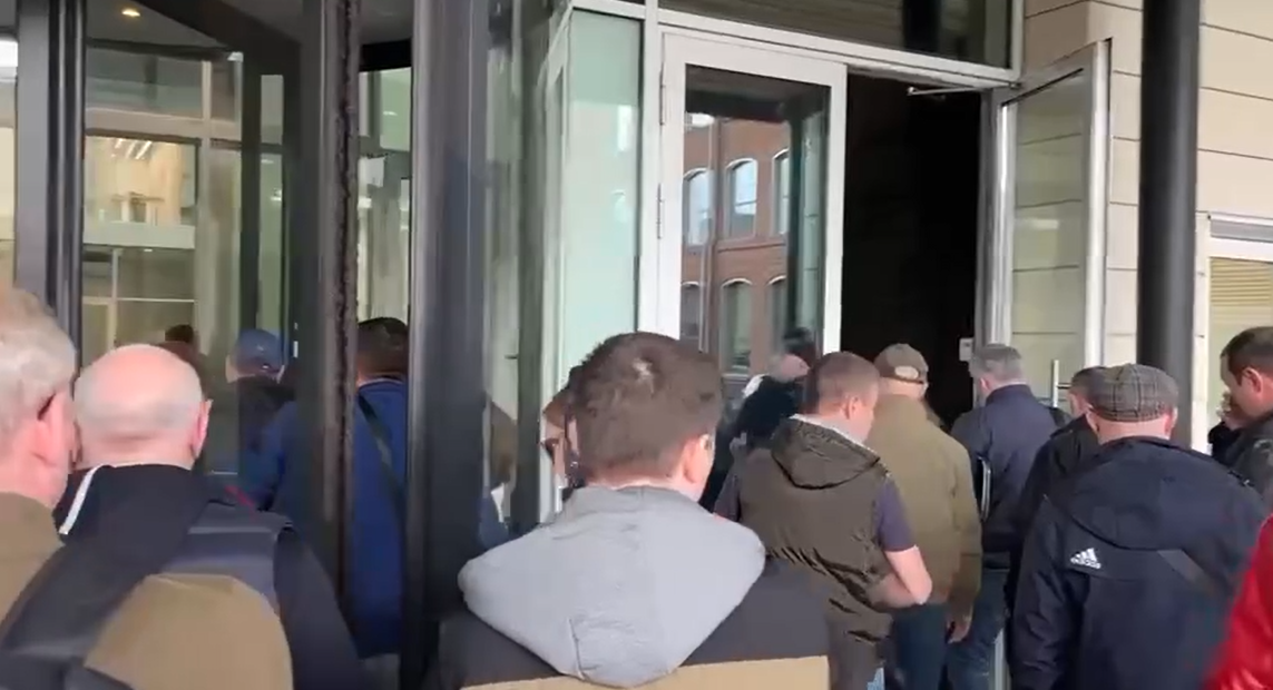 Поставщики пришли в головной офис Wildberries требовать ответа за штрафы. Здесь фото лишь одного из таких эпизодов за последние пару лет, на самом деле так люди приходили к ним уже несколько раз.