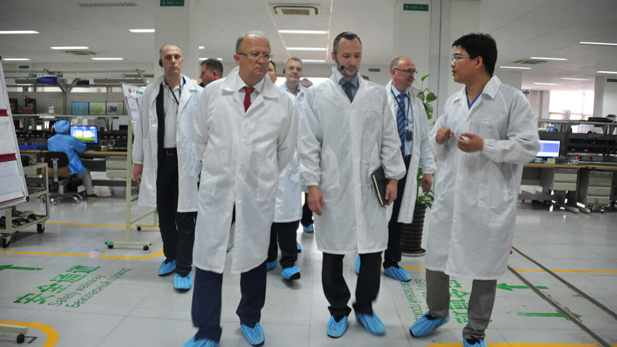 В Shanghai Leo представителей государства и крупного бизнеса переводит только генеральный директор. Он уже 12 лет сопровождает в Китае высших должностных лиц из России