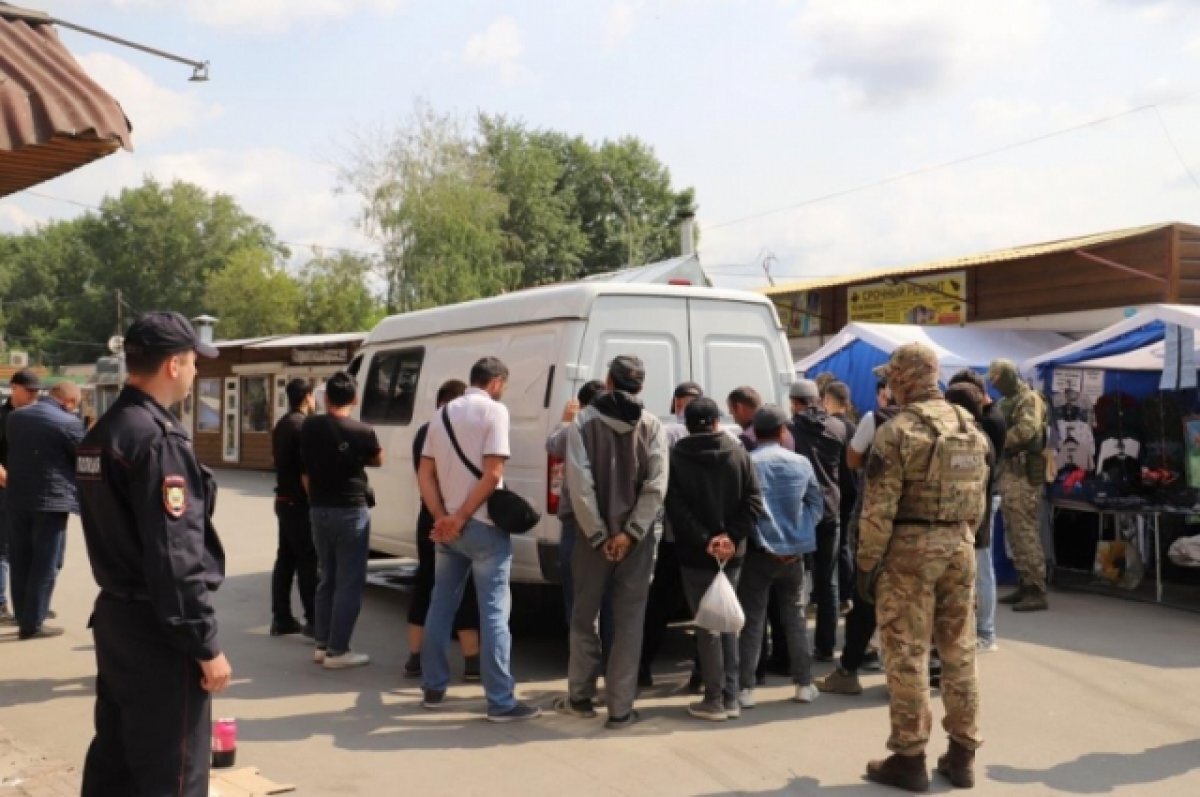    В Новосибирске полиция задержала 13 нелегальных мигрантов на Хилокской