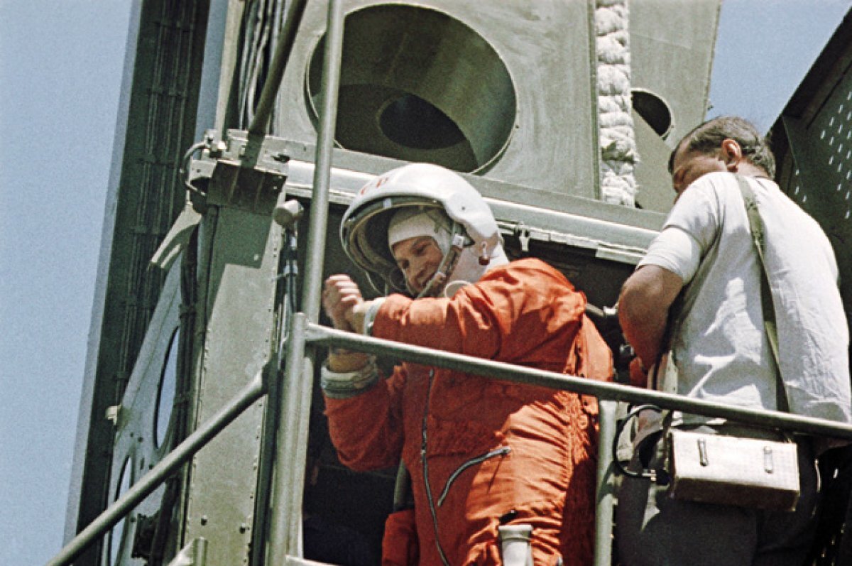    Первая в мире женщина-космонавт Валентина Терешкова перед полетом в космос на корабле «Восток-6» с космодрома Байконур Казахской ССР.