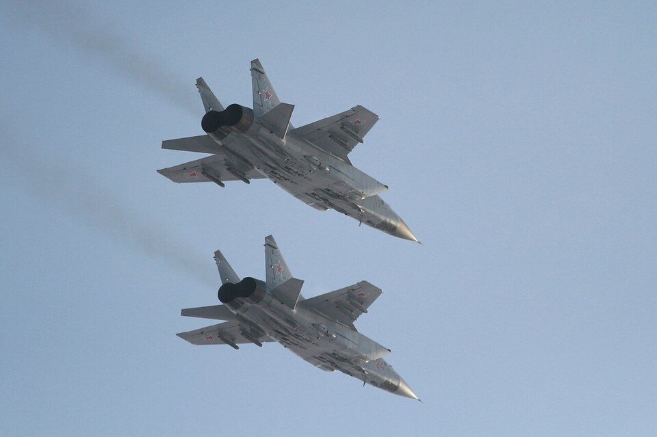    Из-за пролетающих самолетов на машинах срабатывает сигнализация. Олег УКЛАДОВ